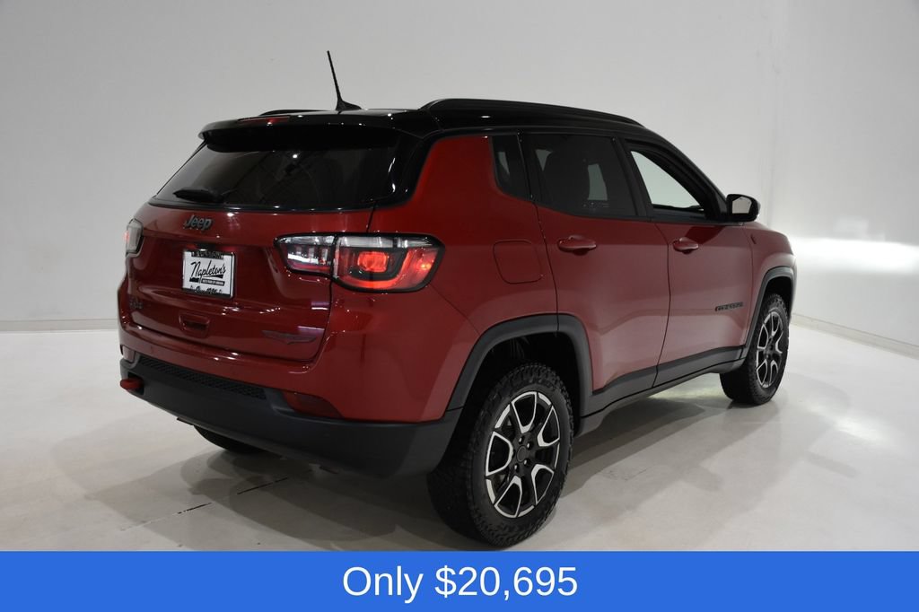 Used 2025 Jeep Compass Trailhawk AWD/4WD image 4
