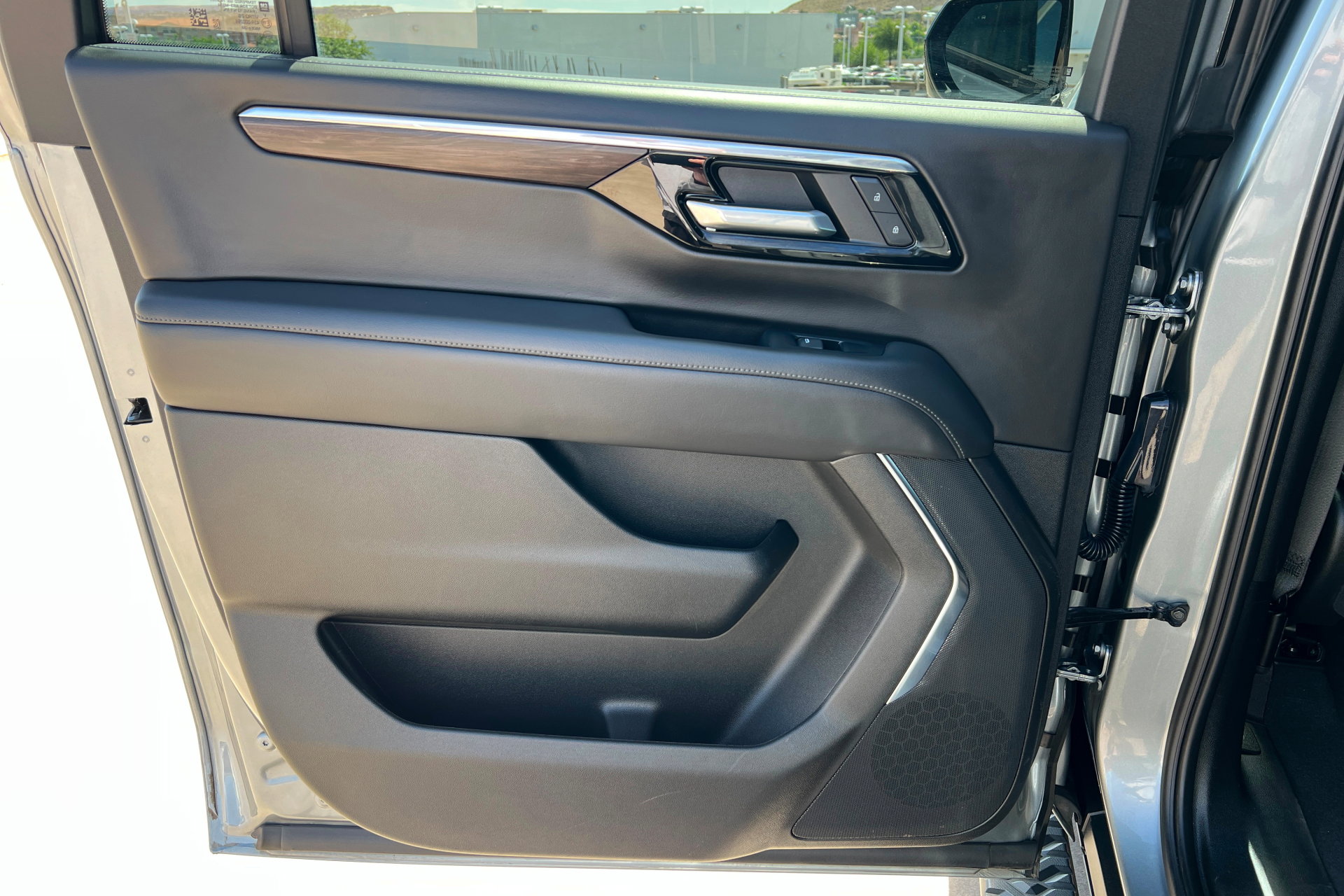 Used 2025 Chevrolet Suburban Z71 AWD/4WD image 19