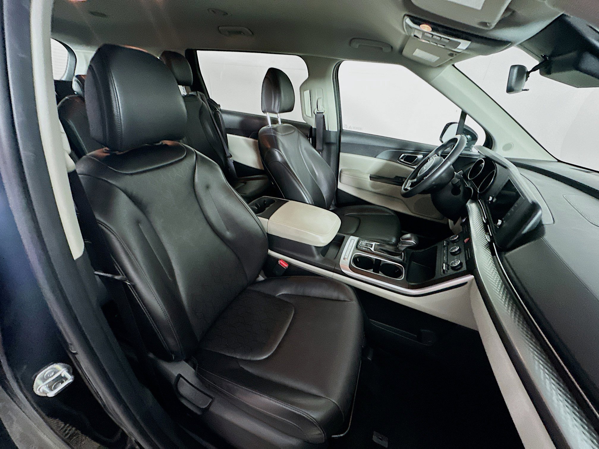 Used 2024 Kia Carnival LX image 32