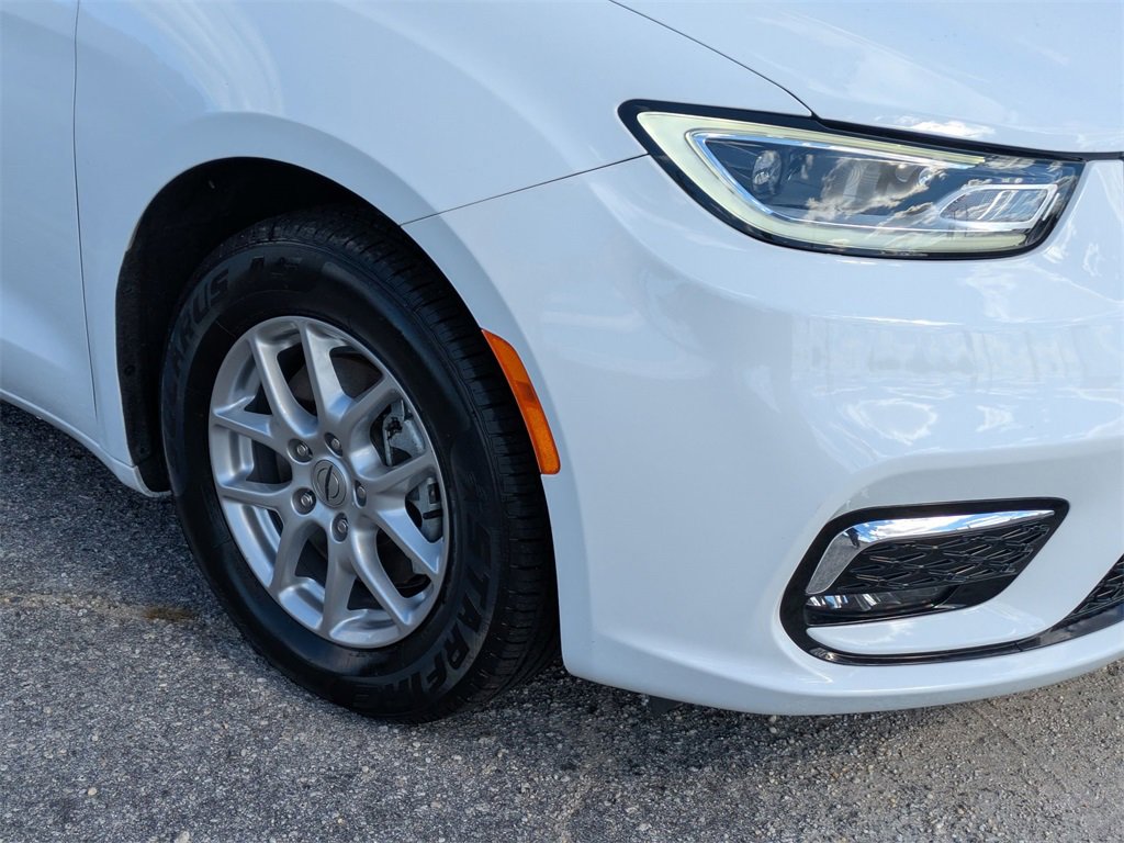Used 2024 Chrysler Pacifica Touring-L image 10