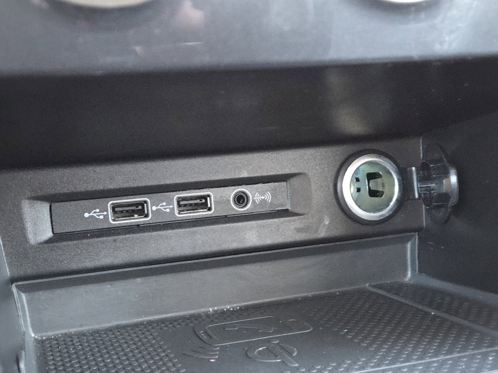 Used 2020 Volkswagen Tiguan SE image 27