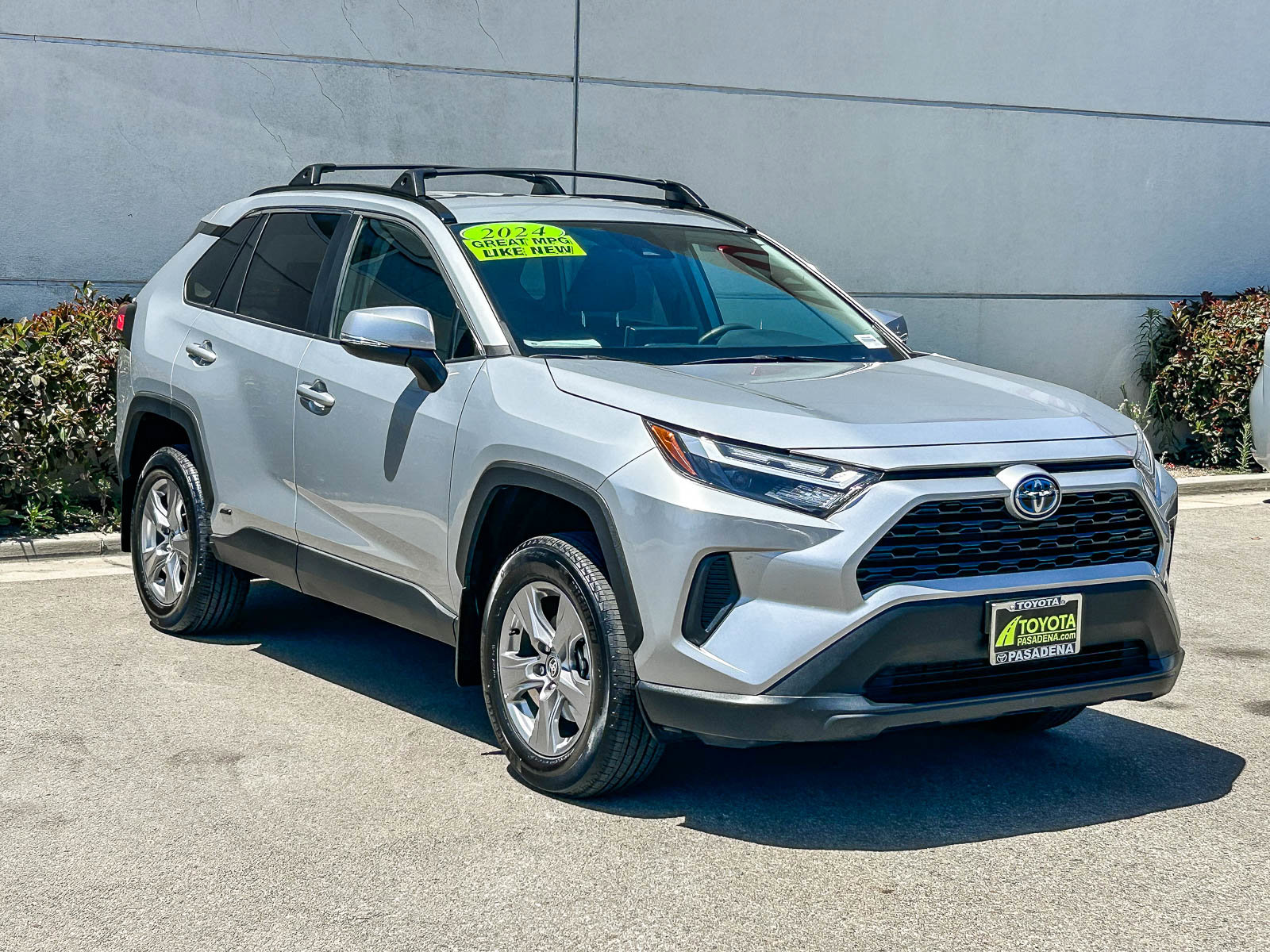 Used 2024 Toyota RAV4 XLE AWD/4WD image 3