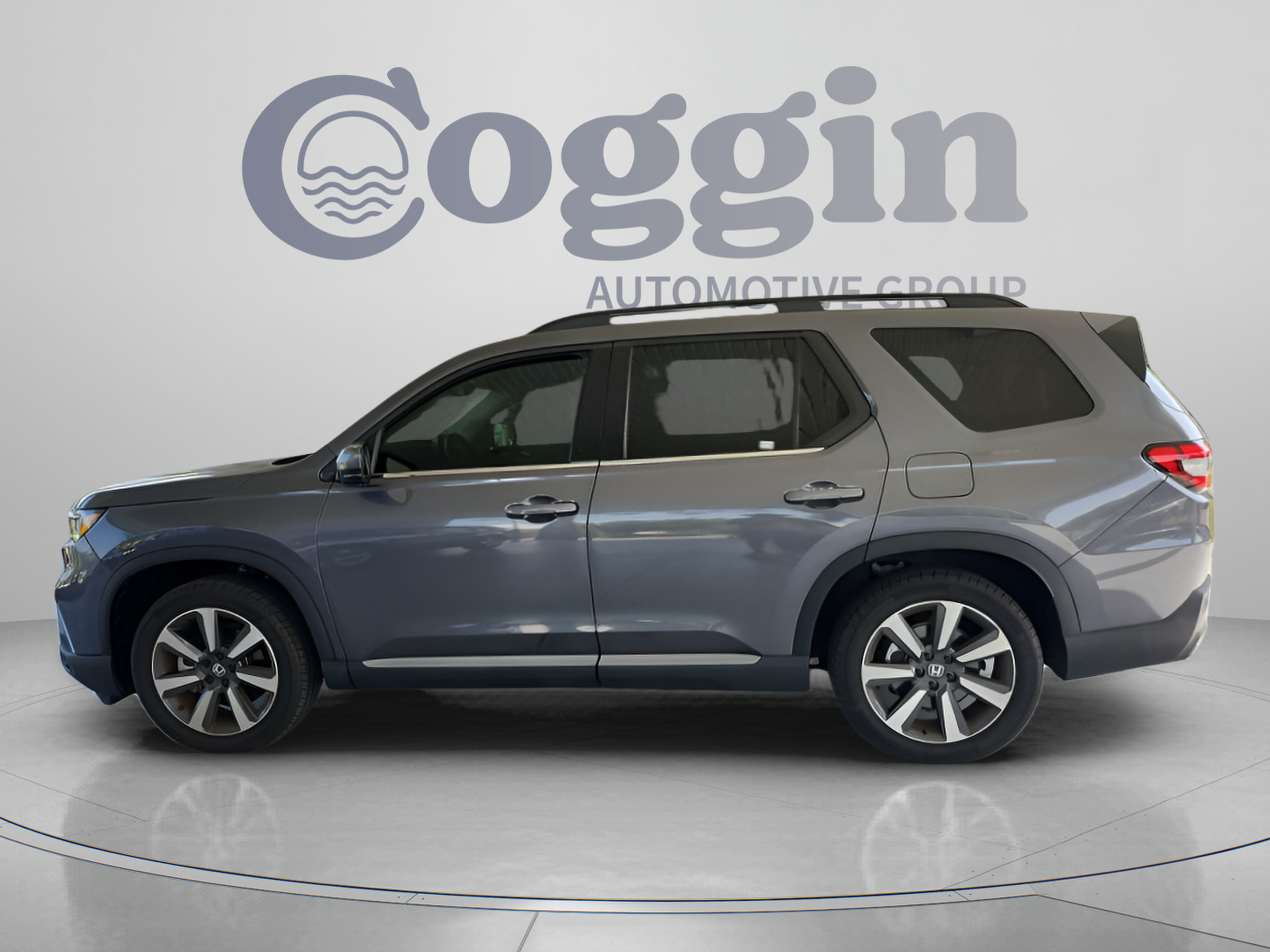 Used 2025 Honda Pilot Touring image 2
