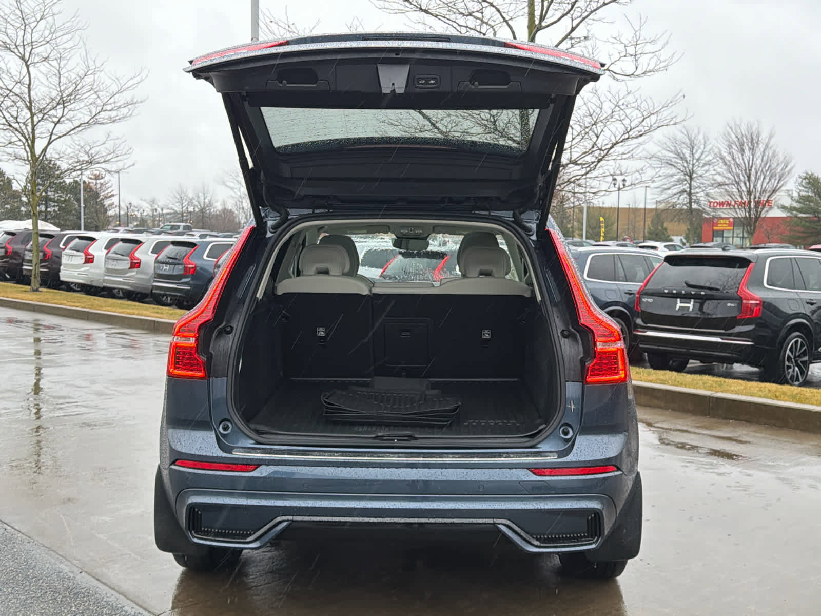 Used 2025 Volvo XC60 B5 Core w/ Protection Package Premier image 10