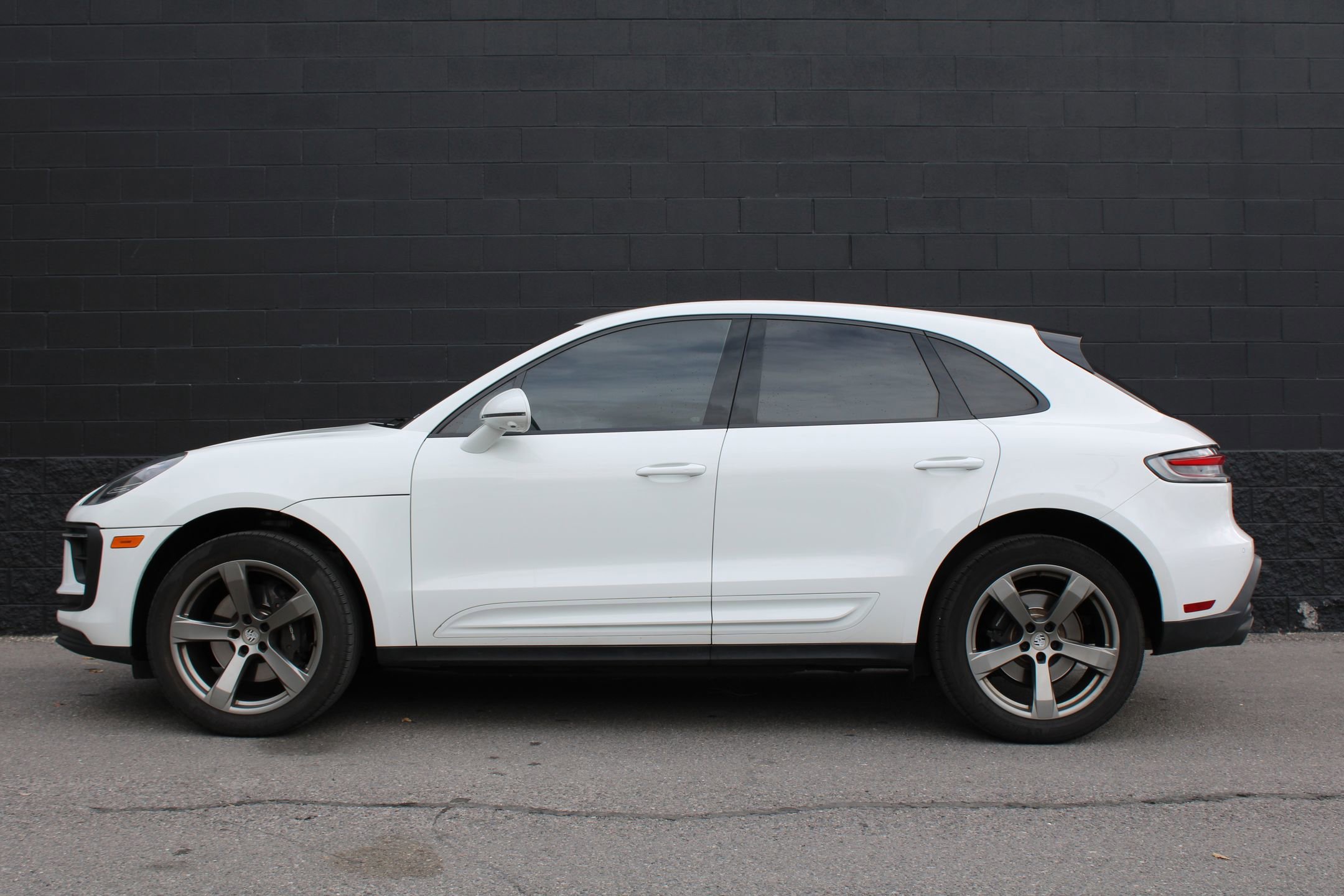 Certified 2023 Porsche Macan image 2