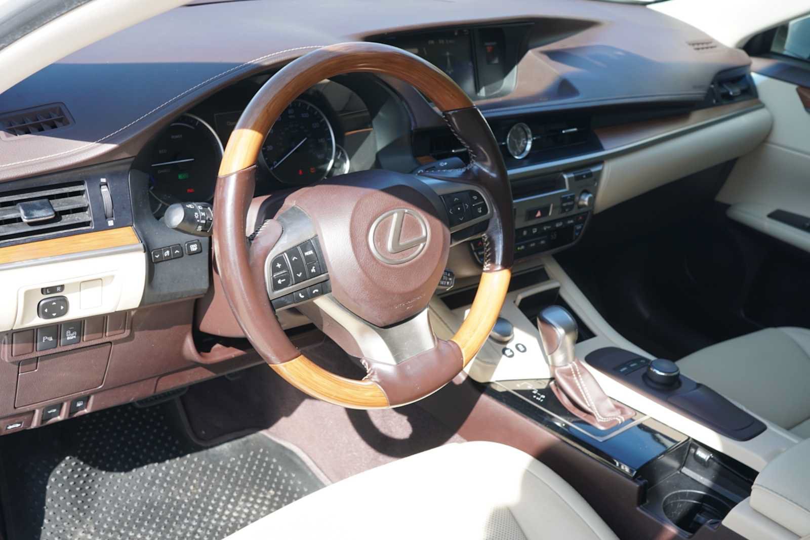 Used 2016 Lexus ES 300h w/ Premium Package w/Wood Trim FWD image 7