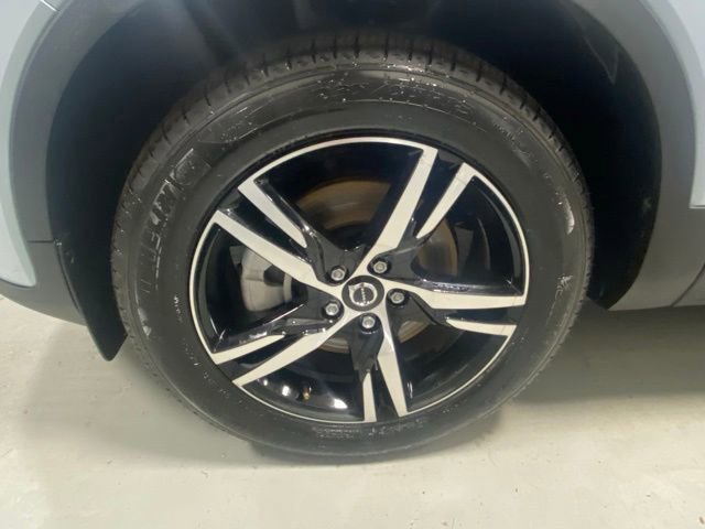 Certified 2025 Volvo XC40 B5 Core AWD/4WD image 5