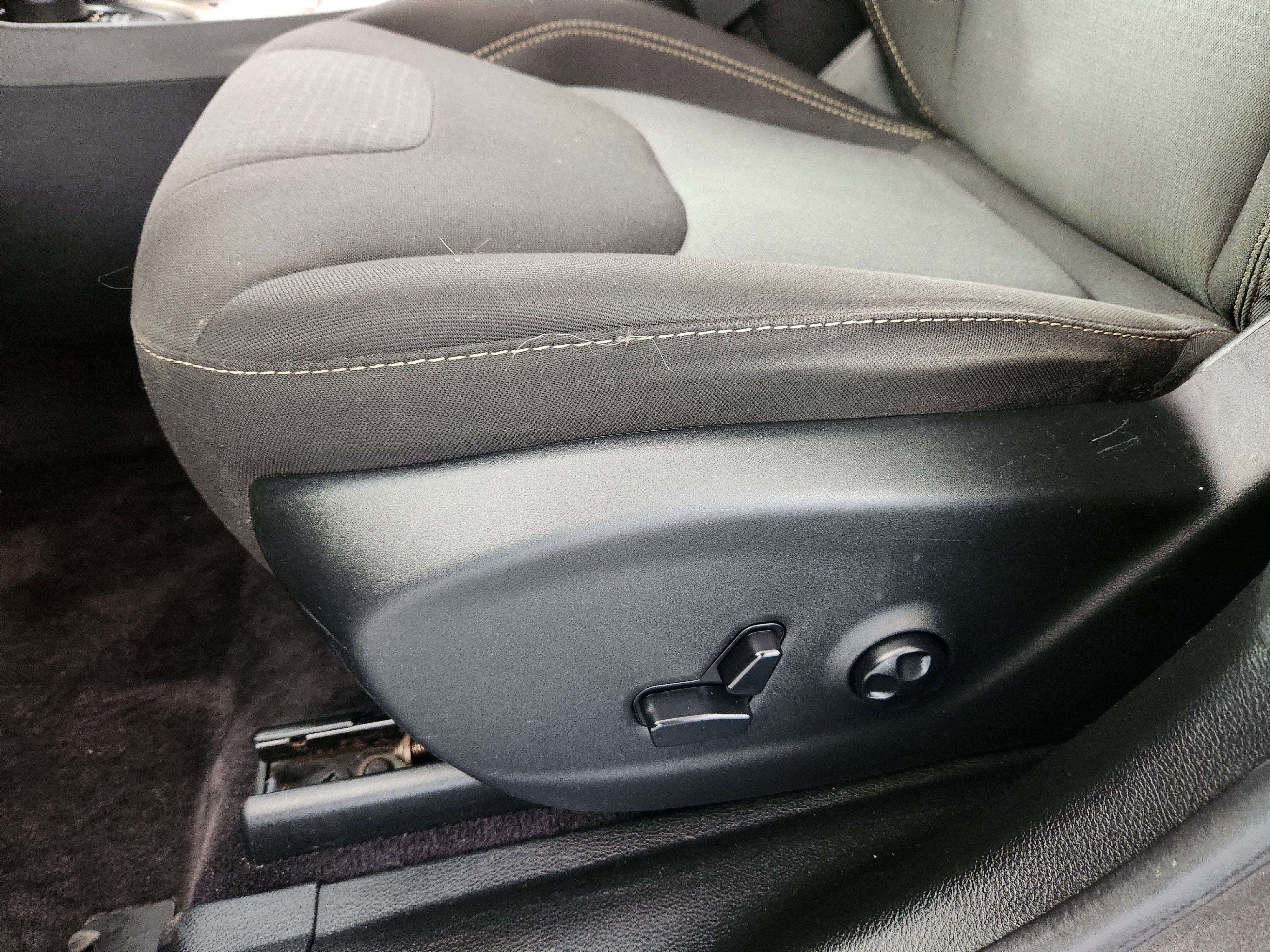 Used 2017 Jeep Cherokee Latitude w/ Comfort/Convenience Group image 12