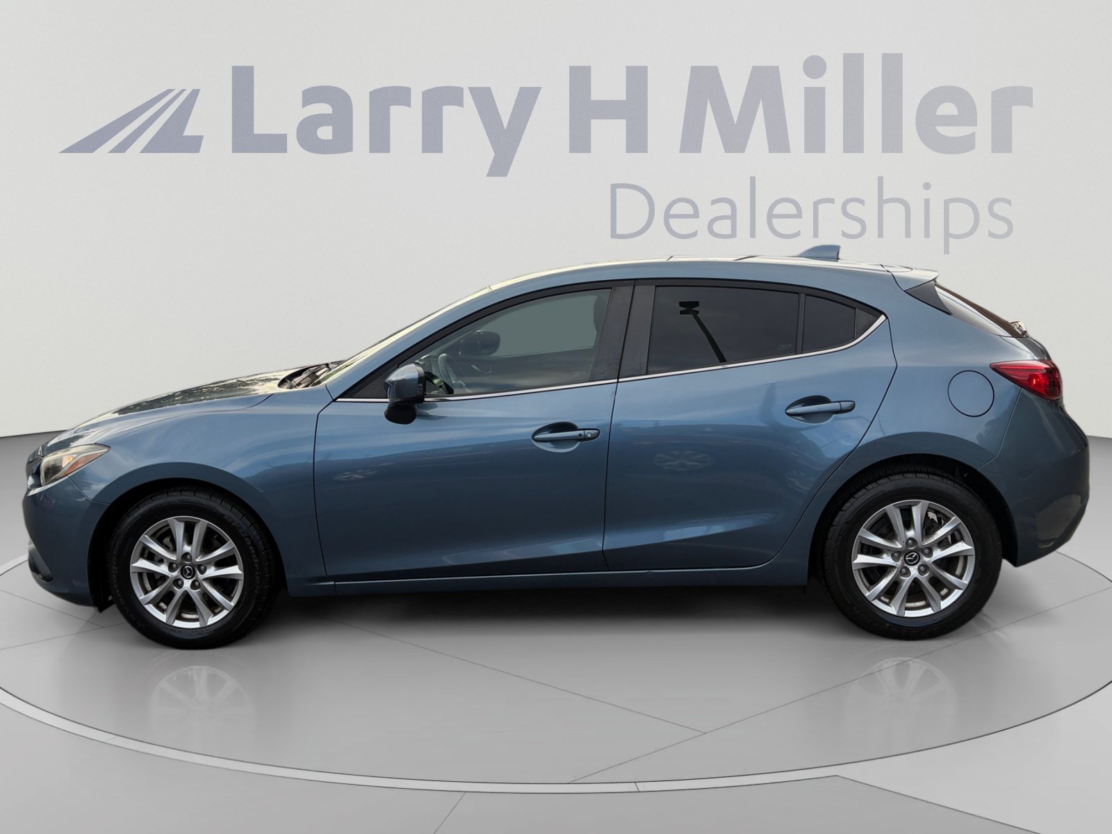 Used 2015 MAZDA MAZDA3 i Touring w/ Technology Package FWD image 2