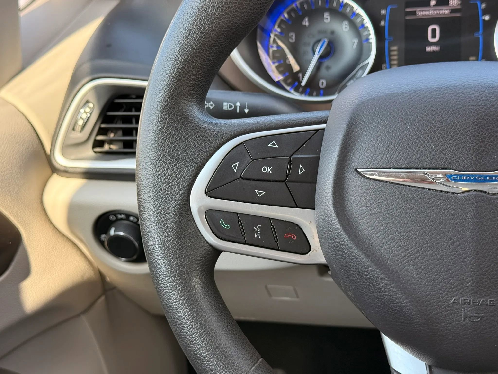 Used 2017 Chrysler Pacifica Touring FWD image 14