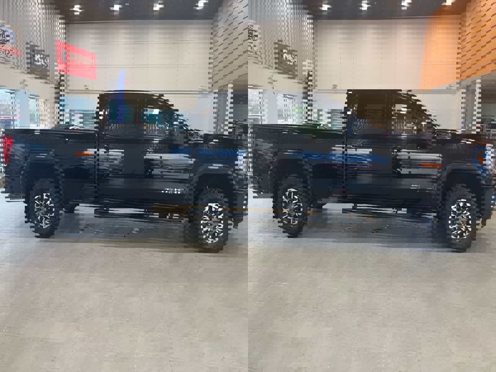 Used 2021 GMC Sierra 2500 AT4 w/ AT4 Preferred Package image 4