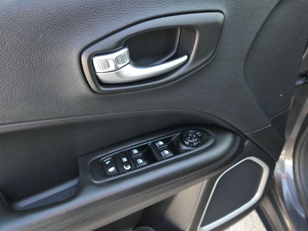 Used 2019 Jeep Compass Latitude FWD image 15