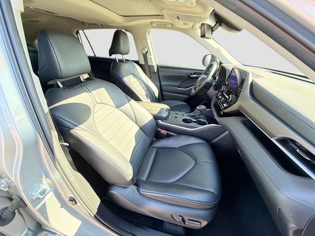 Used 2024 Toyota Highlander XLE image 16