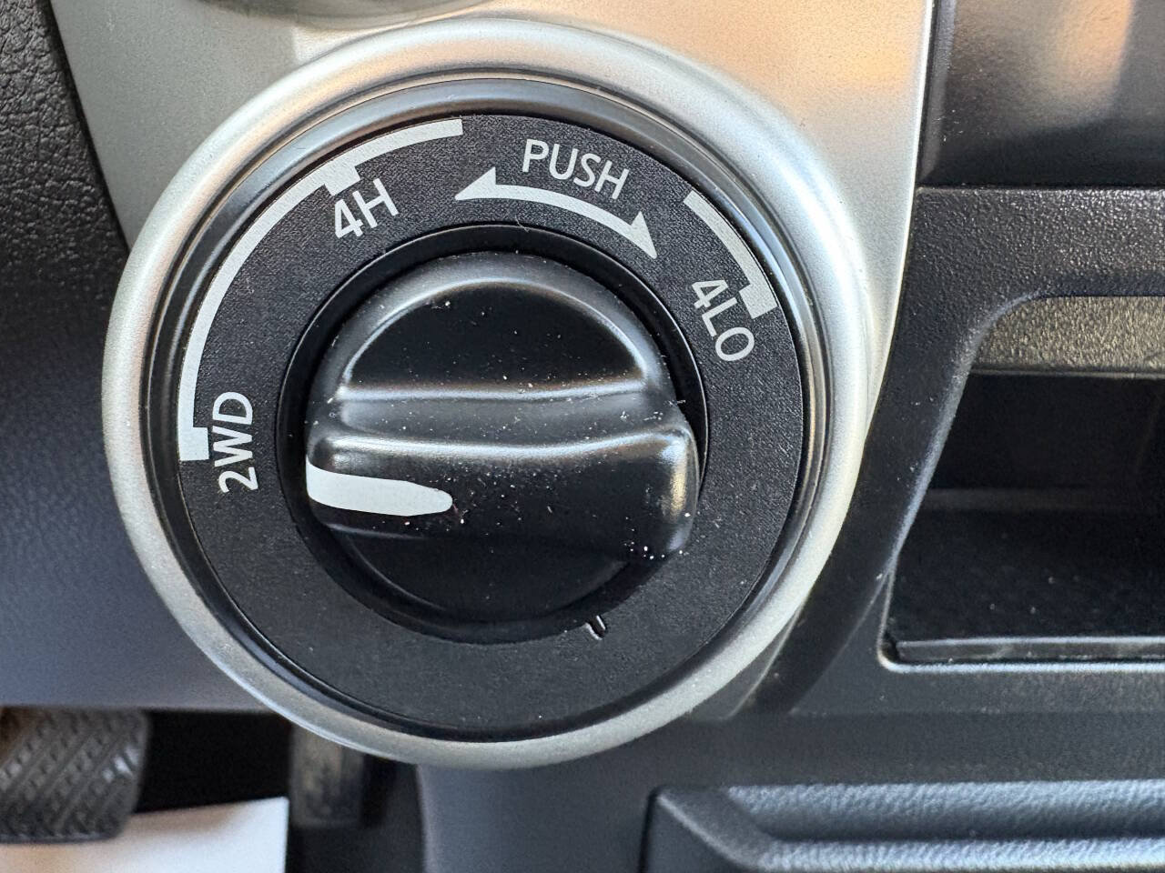 Used 2018 Nissan Titan SV AWD/4WD image 34