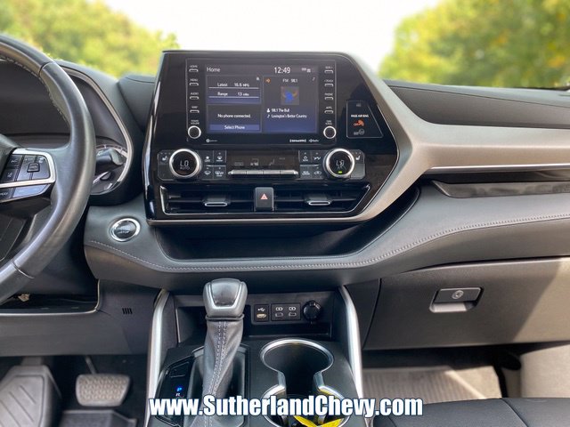 Used 2022 Toyota Highlander XLE AWD/4WD image 25