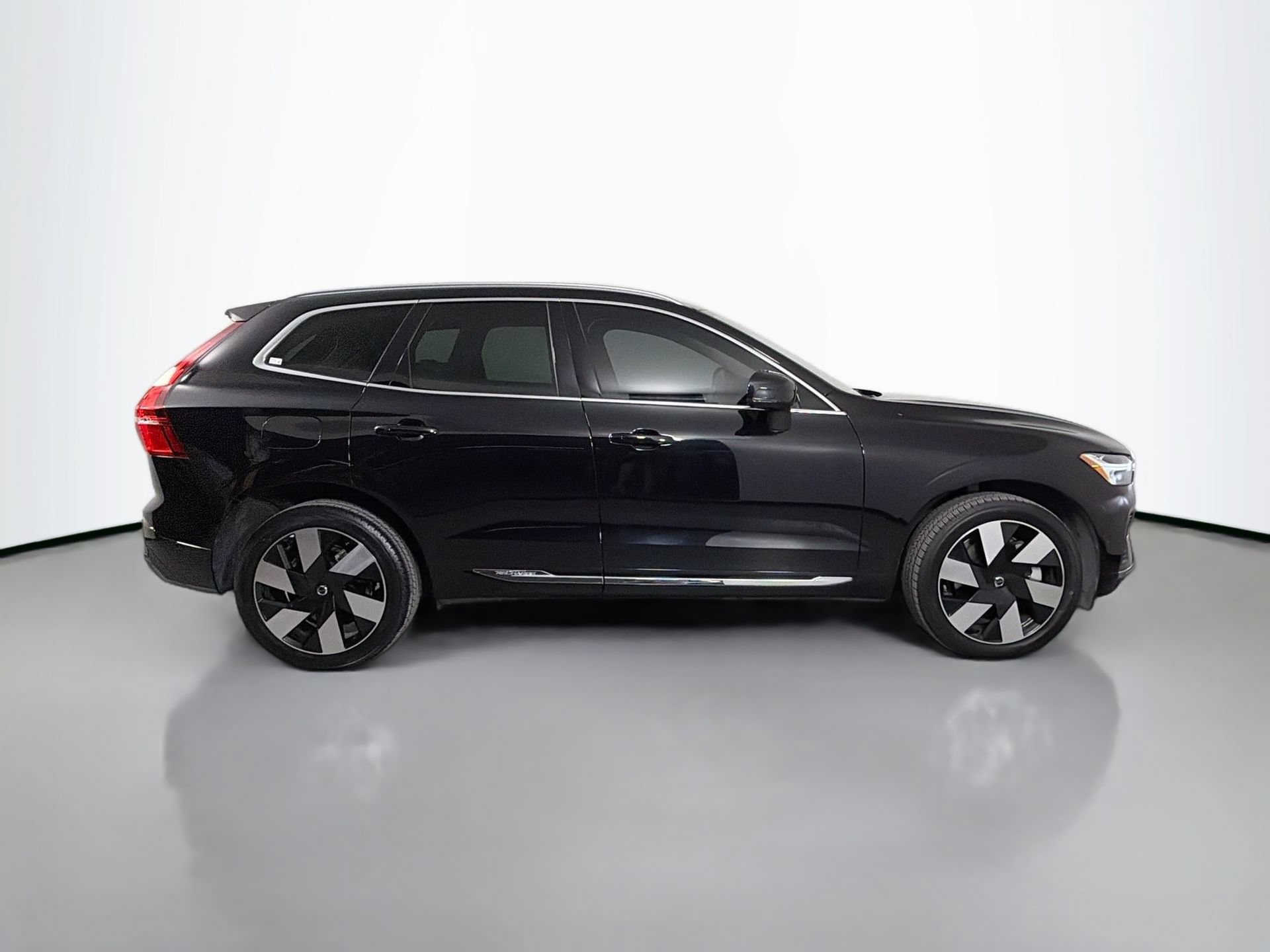 Certified 2023 Volvo XC60 T8 Plus w/ Protection Package Premier AWD/4WD image 5