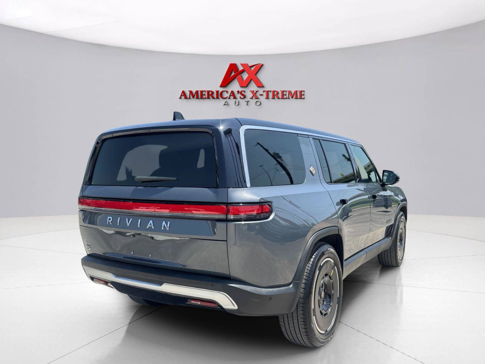 Used 2025 Rivian R1S Adventure AWD/4WD image 6