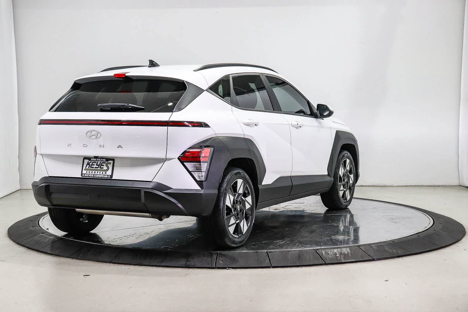 Used 2024 Hyundai Kona SEL FWD image 4