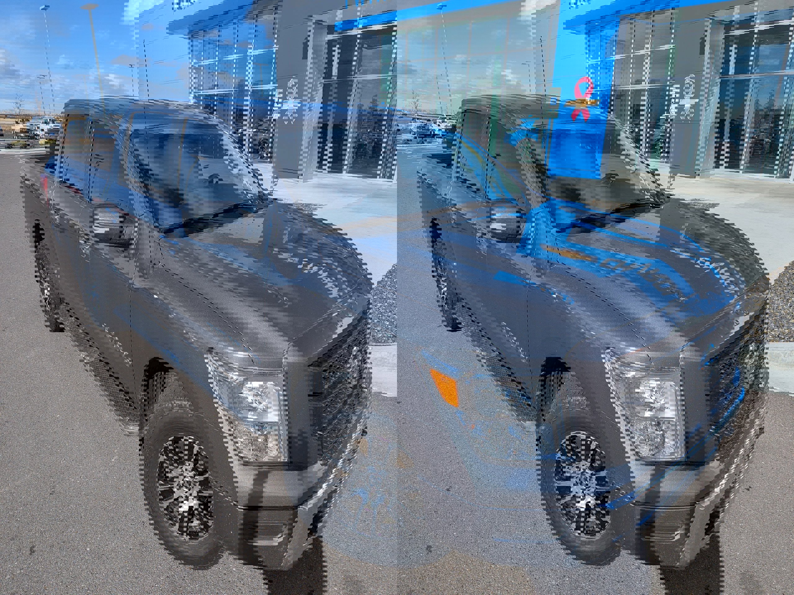 Used 2020 Nissan Titan SV w/ SV Convenience Package image 4