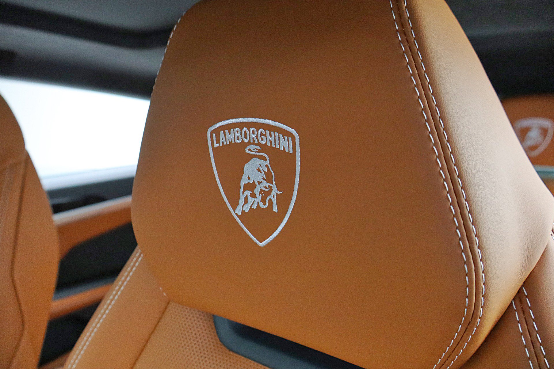 Used 2026 Lamborghini Urus SE AWD/4WD image 35