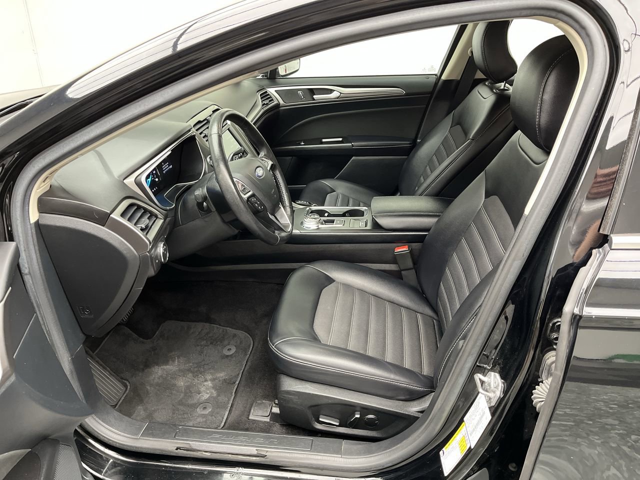 Used 2017 Ford Fusion SE w/ Equipment Group 201A FWD image 3