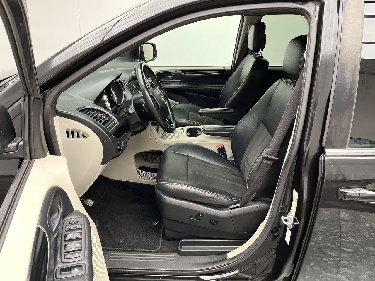 Used 2019 Dodge Grand Caravan SXT FWD image 3