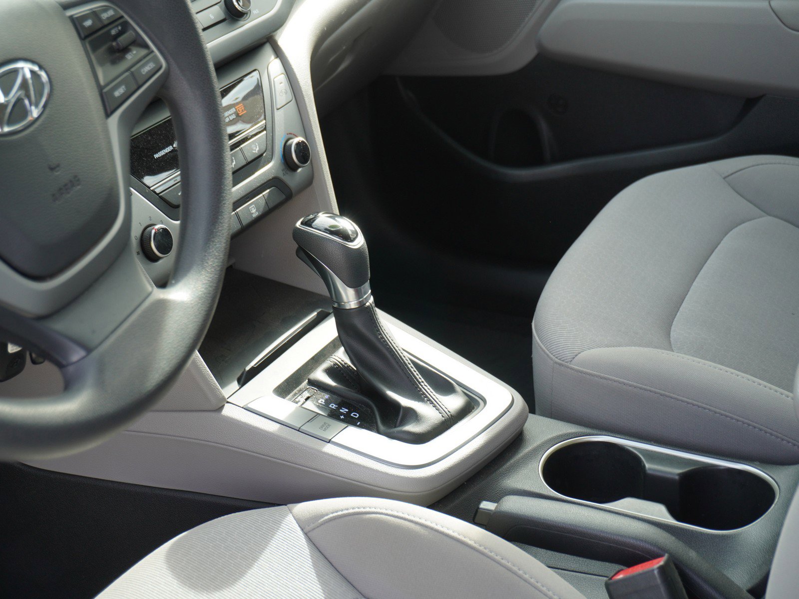 Used 2018 Hyundai Elantra SE image 18