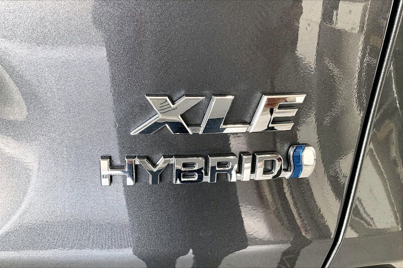 Used 2021 Toyota RAV4 XLE w/ Convenience Package image 7