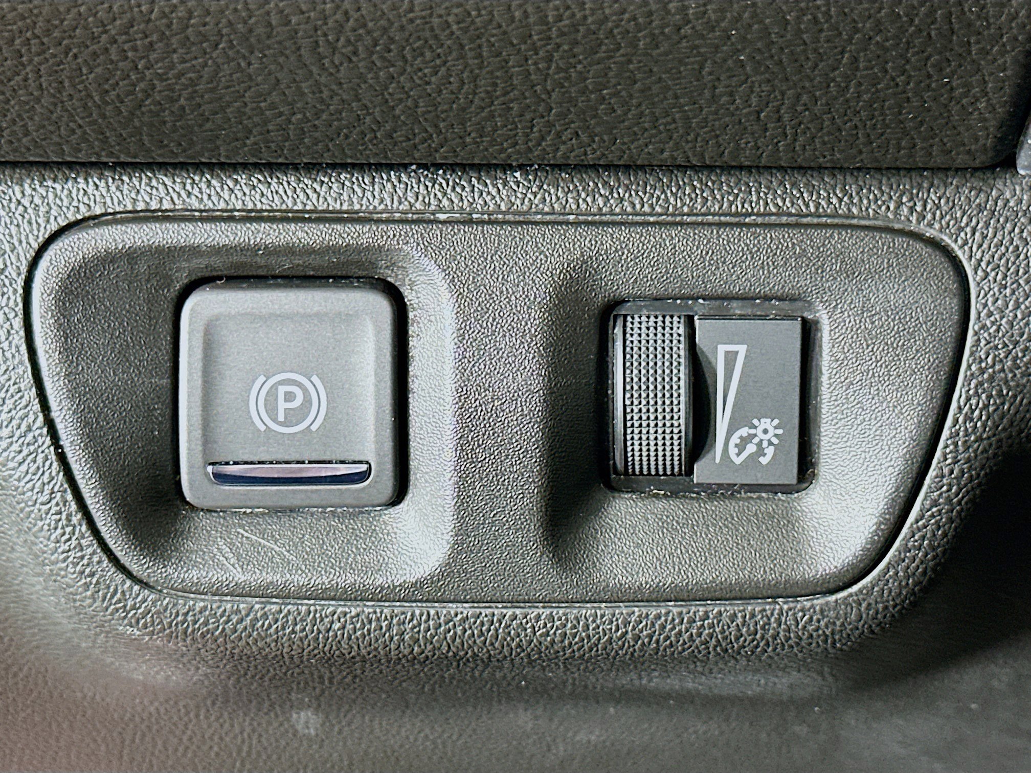 Used 2023 GMC Acadia SLT image 17