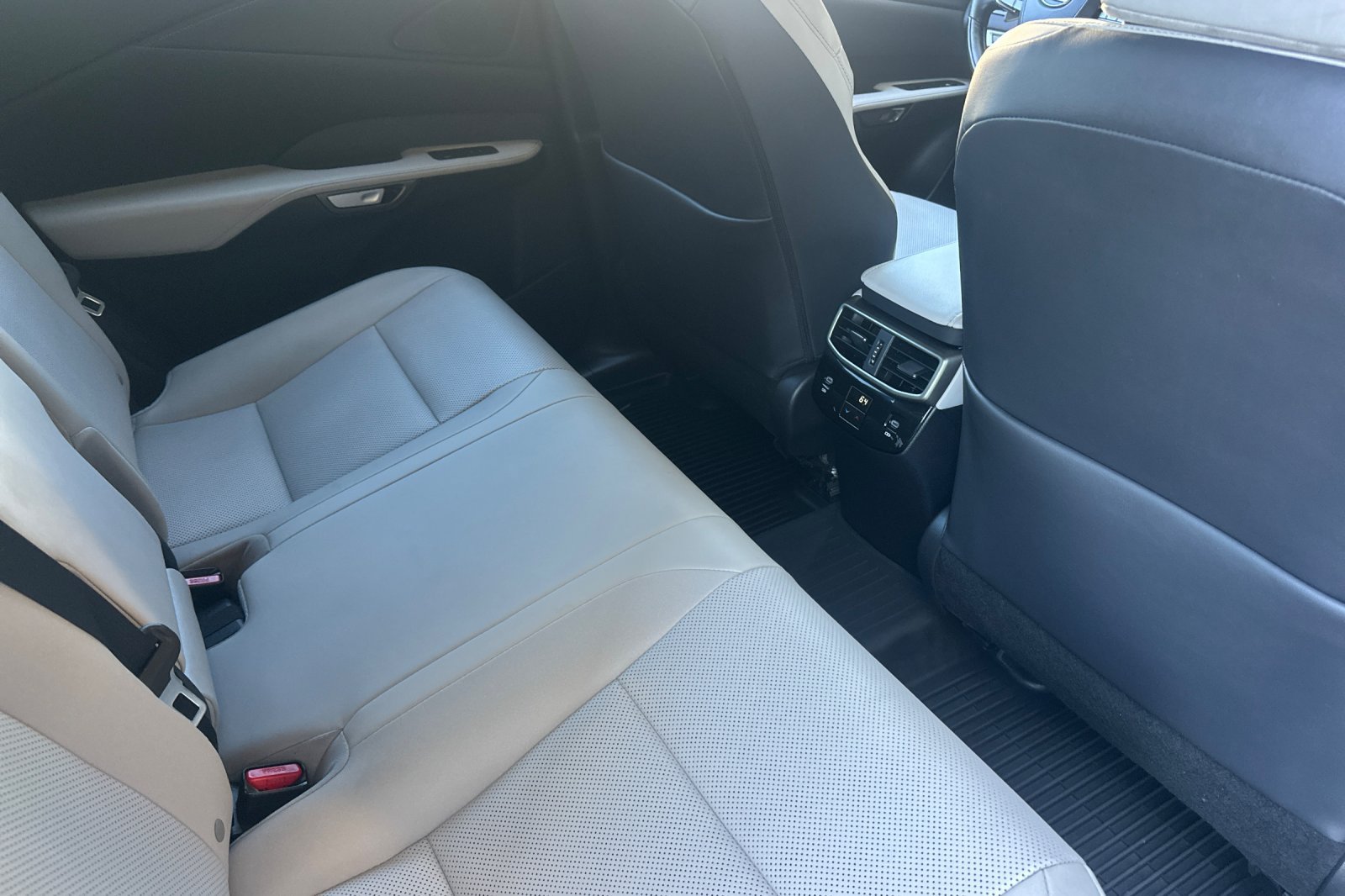 Used 2024 Lexus RX 350 Premium w/ Accessory Package (Z1) FWD image 32