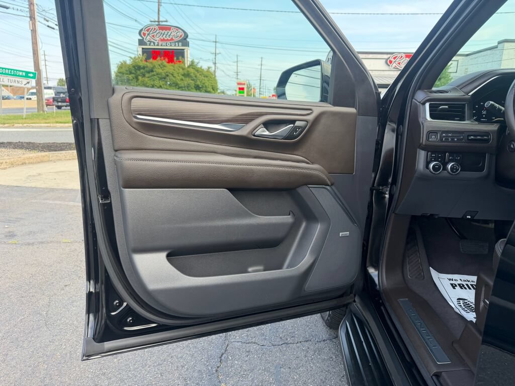Used 2022 GMC Yukon XL Denali AWD/4WD image 9