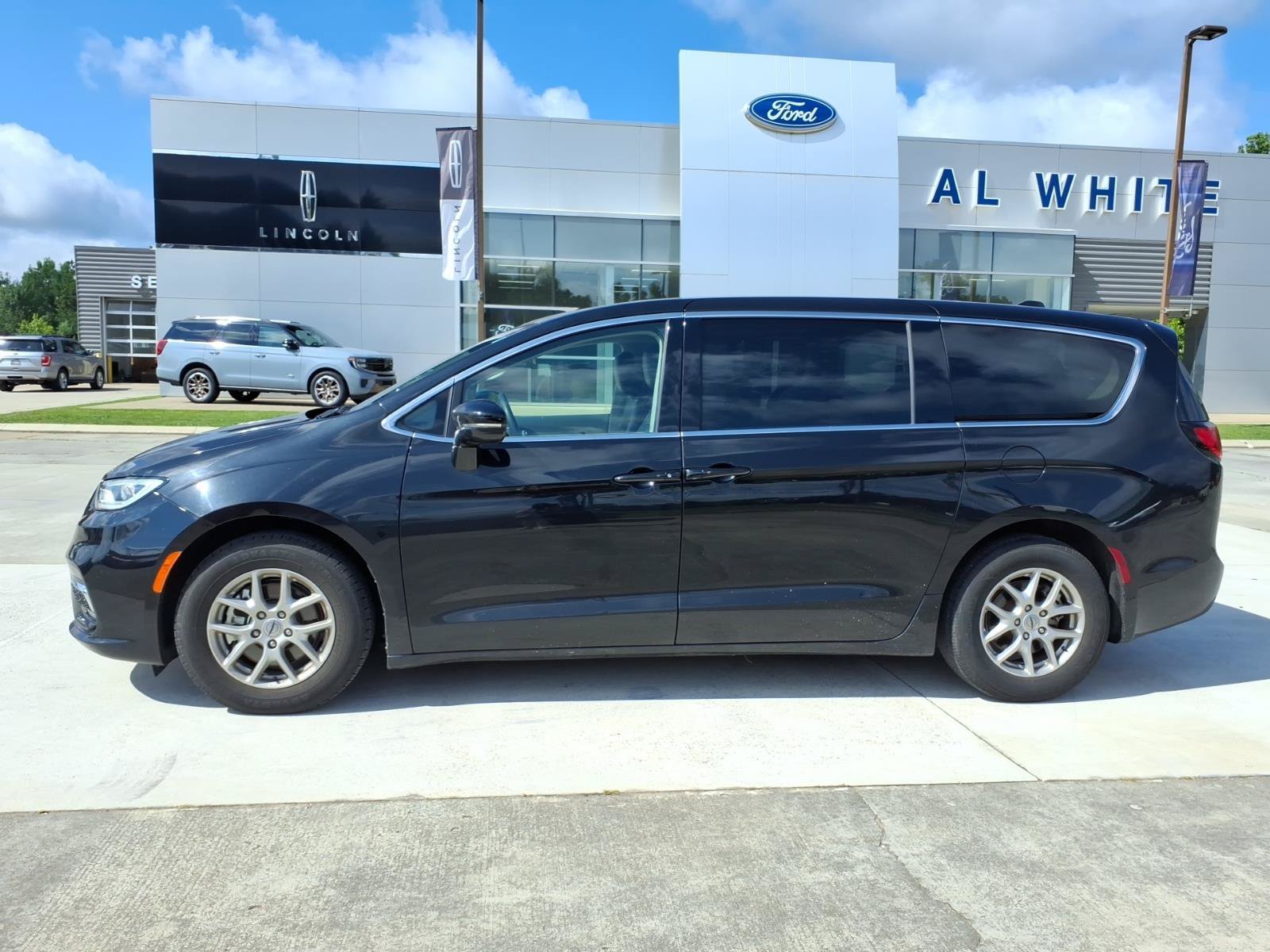 Used 2024 Chrysler Pacifica Touring-L FWD image 2