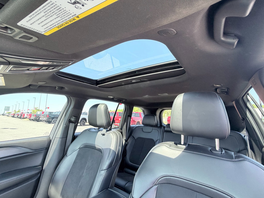 Used 2023 Jeep Grand Cherokee Altitude RWD image 11