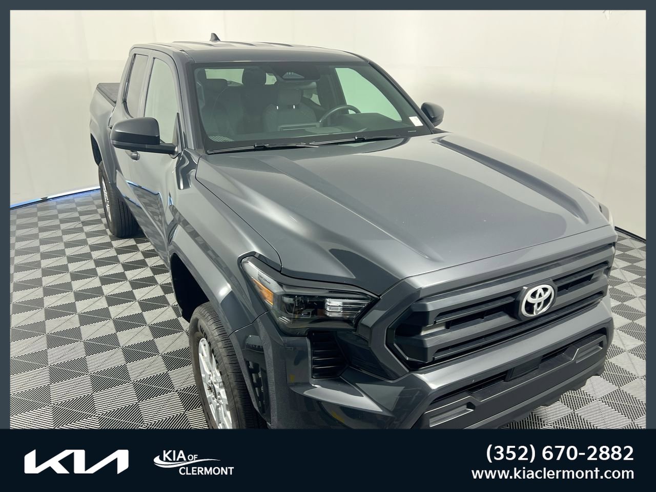Used 2025 Toyota Tacoma SR AWD/4WD image 1