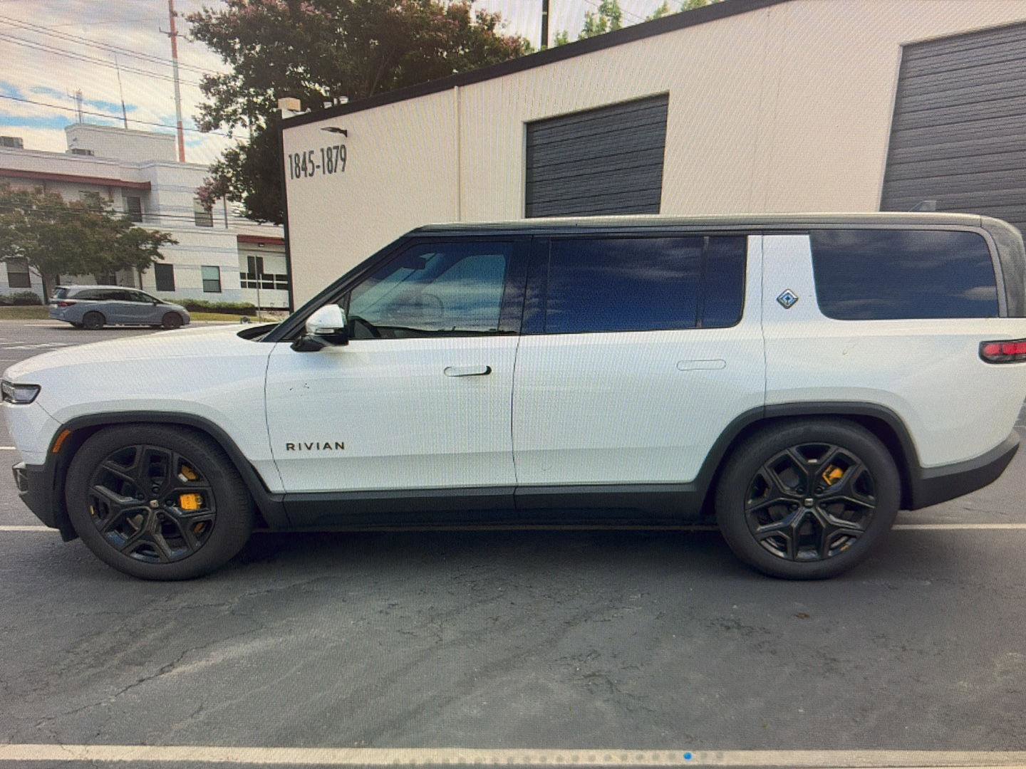 Used 2025 Rivian R1S Premium AWD/4WD image 14