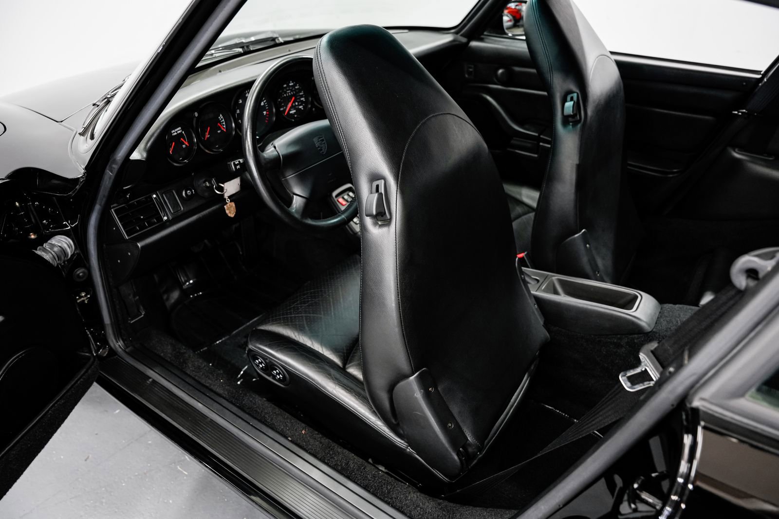 Used 1995 Porsche 911 Carrera RWD image 21