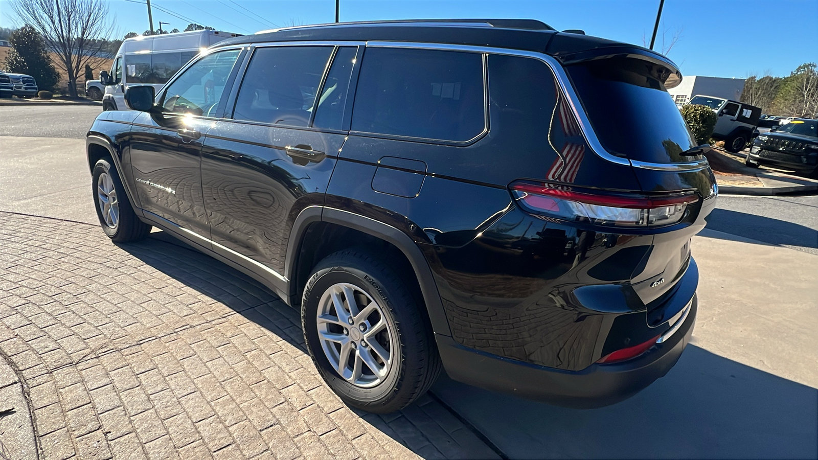 Used 2023 Jeep Grand Cherokee L Laredo image 9