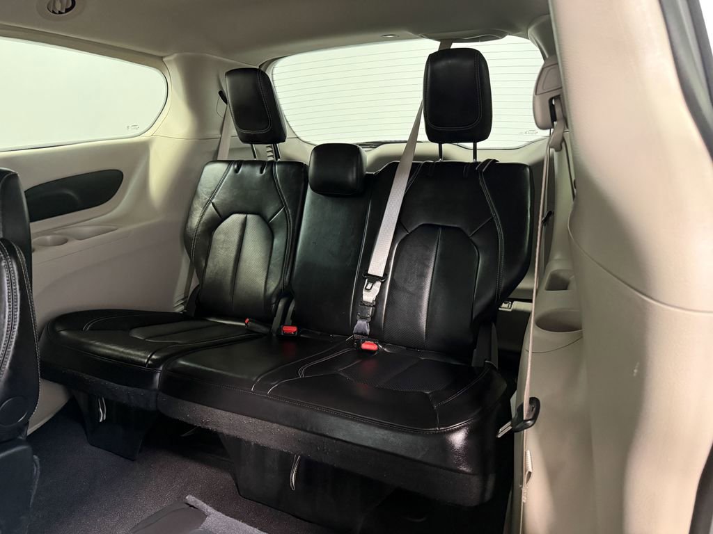 Used 2024 Chrysler Pacifica Touring-L image 12