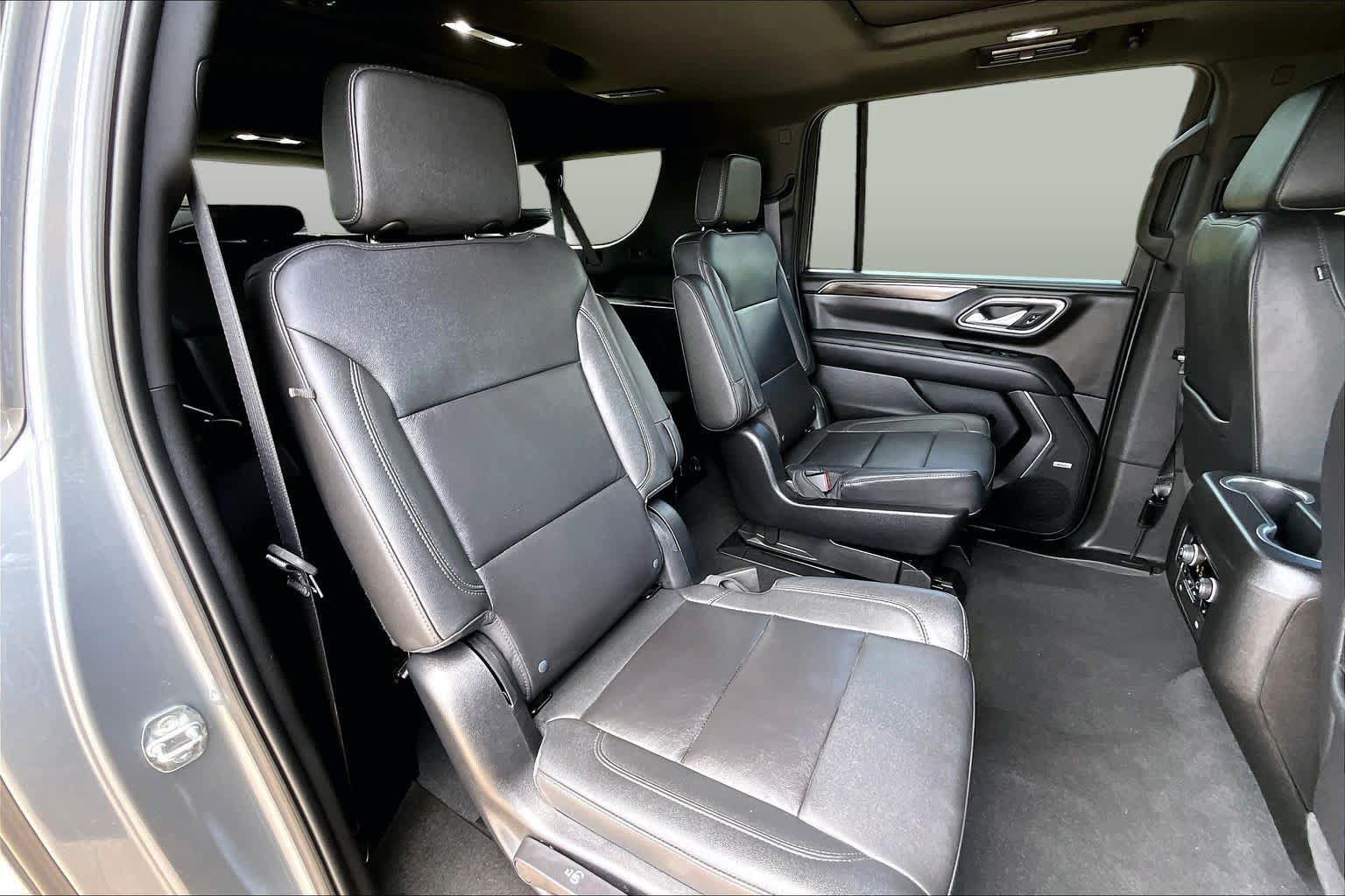 Used 2022 Chevrolet Suburban LT w/ Luxury Package RWD image 20
