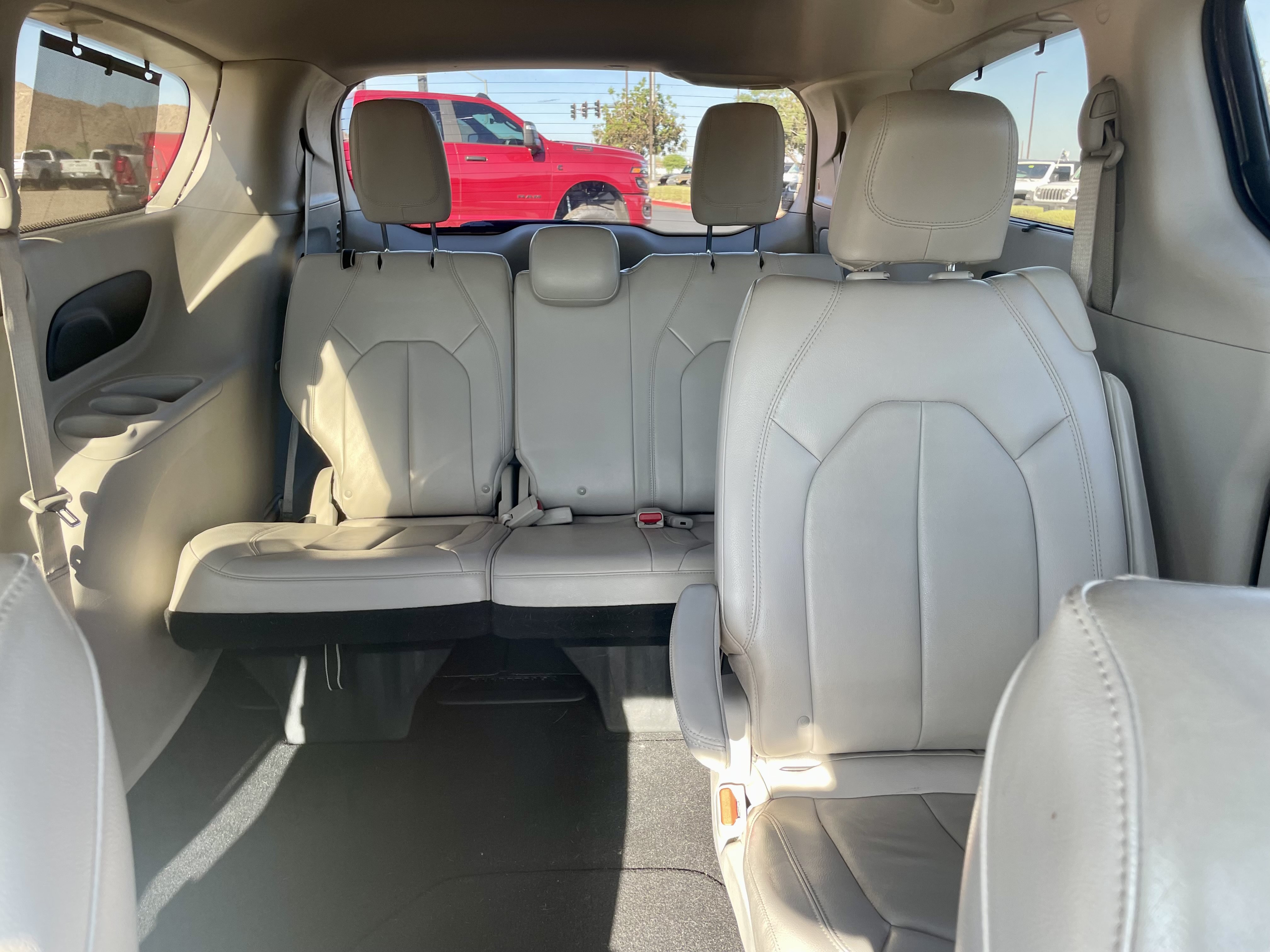 Used 2017 Chrysler Pacifica Touring-L FWD image 17