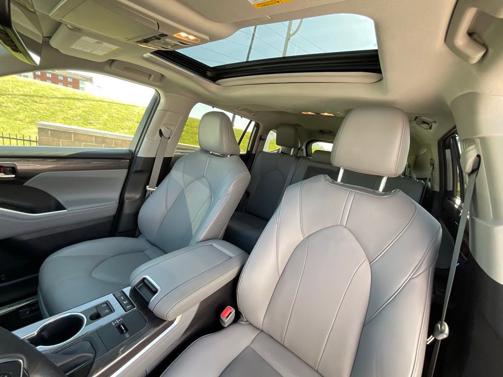 Used 2021 Toyota Highlander Limited image 9