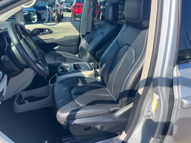 Used 2024 Chrysler Pacifica Touring-L FWD image 6