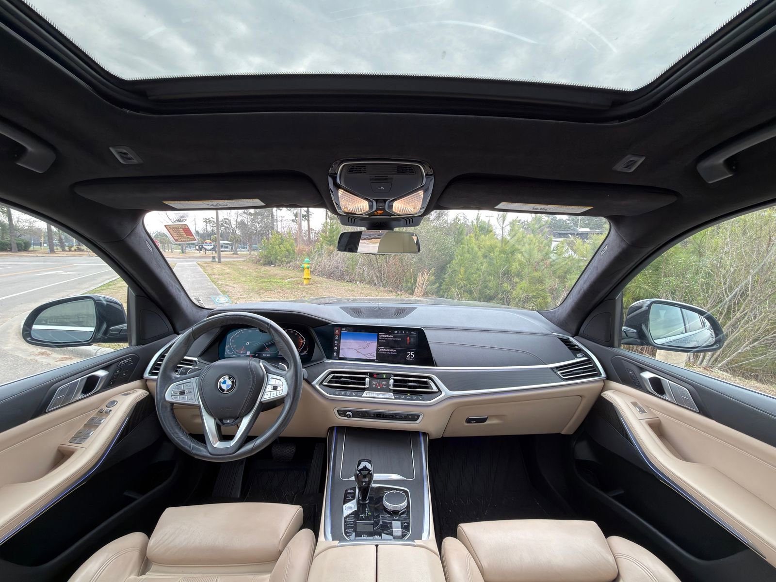 Used 2022 BMW X7 xDrive40i w/ Premium Package image 2