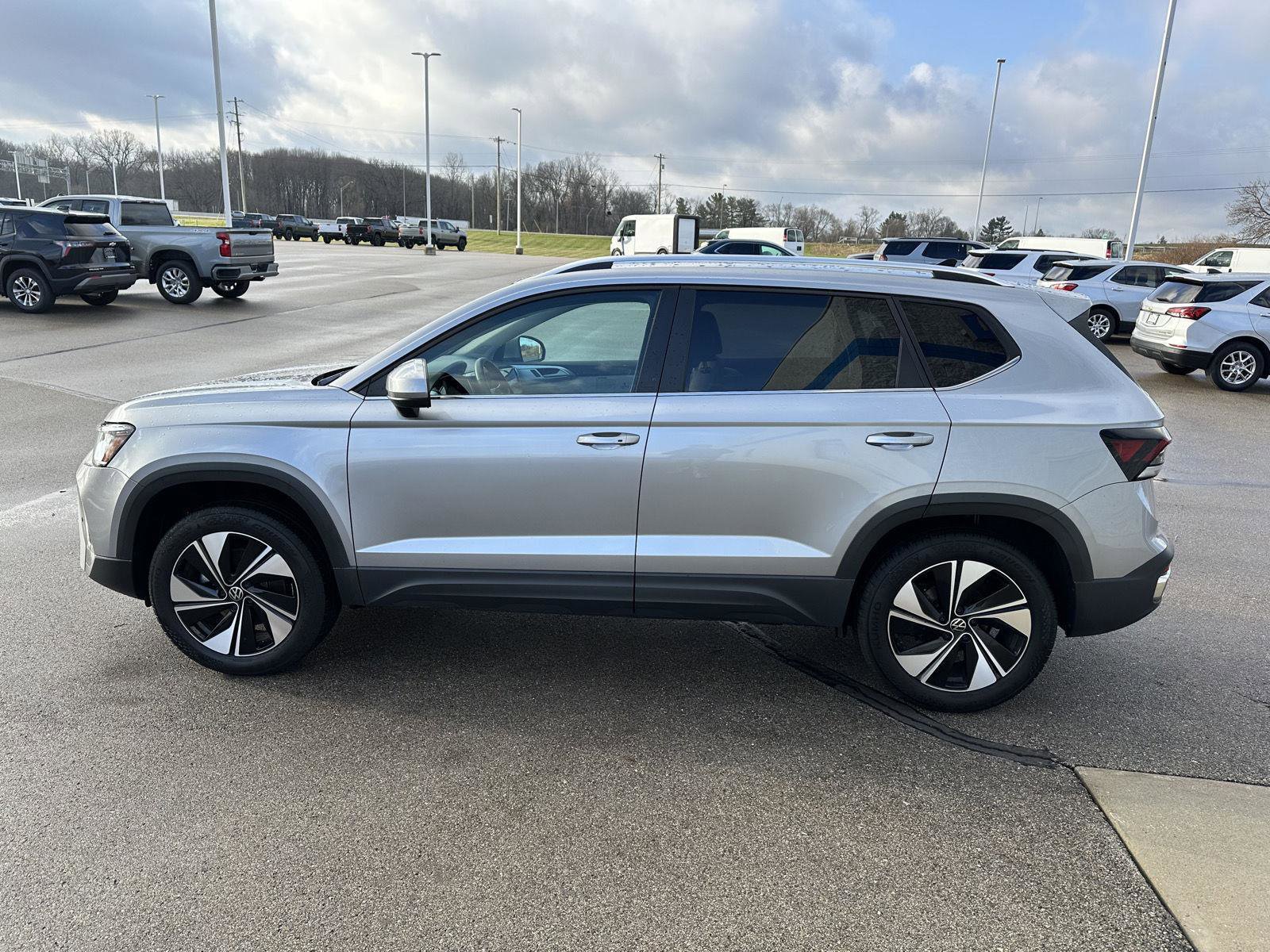 Used 2025 Volkswagen Taos SE AWD/4WD image 2