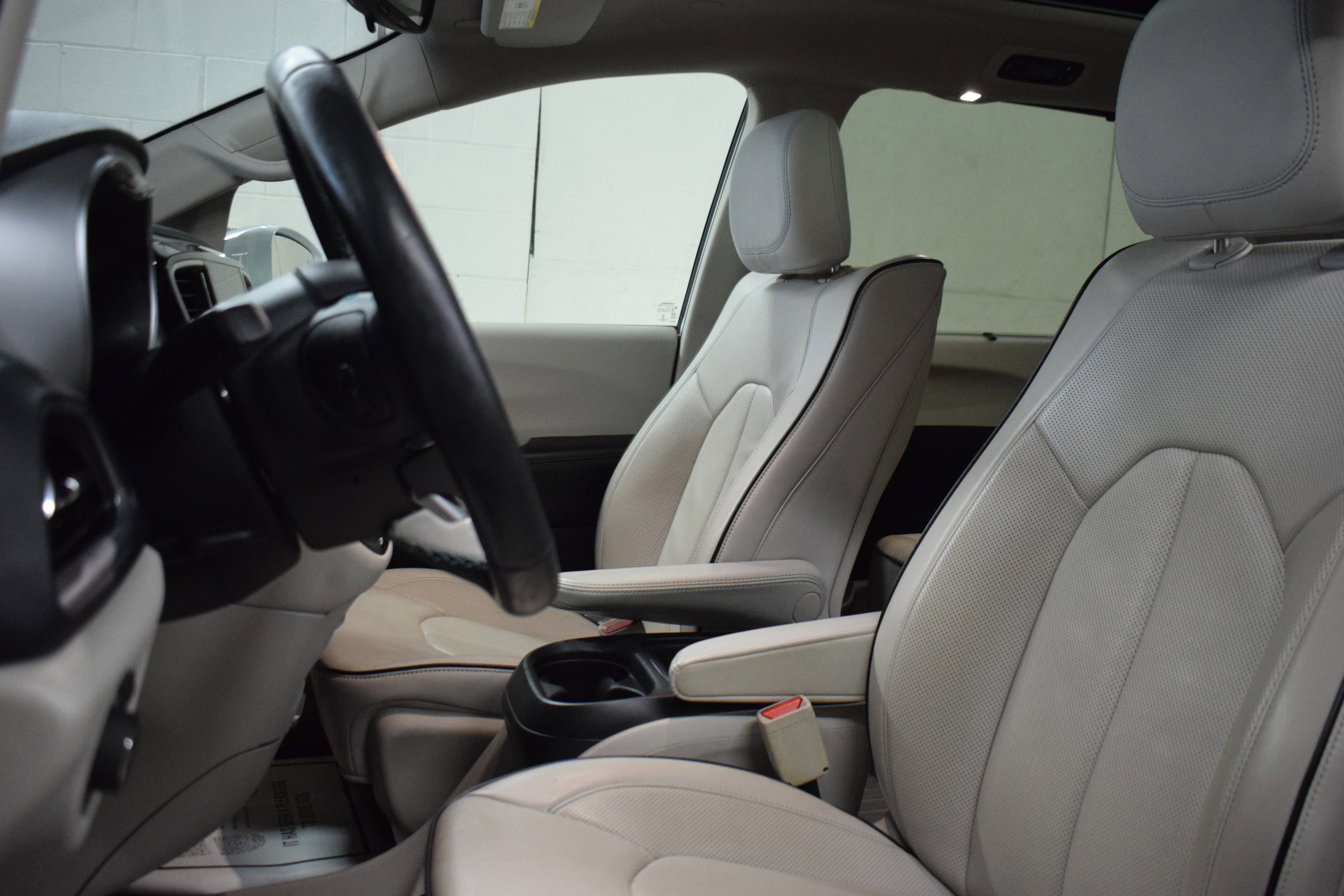 Used 2017 Chrysler Pacifica Platinum image 16