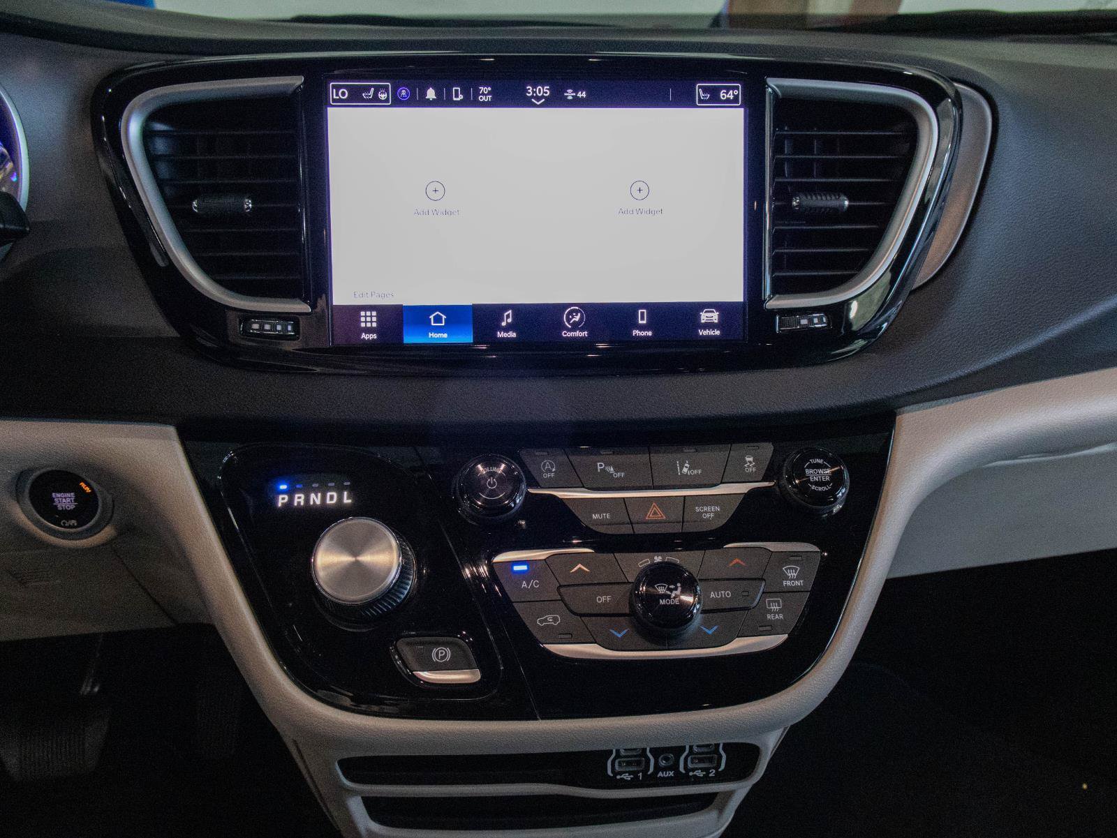 Used 2023 Chrysler Pacifica Touring-L FWD image 4