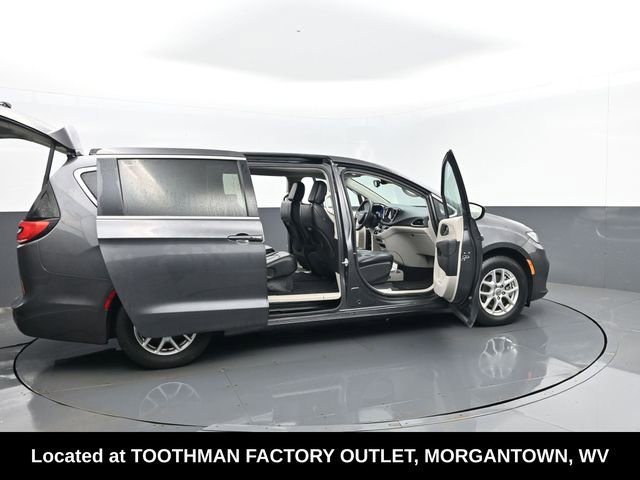 Used 2023 Chrysler Pacifica Touring-L image 31