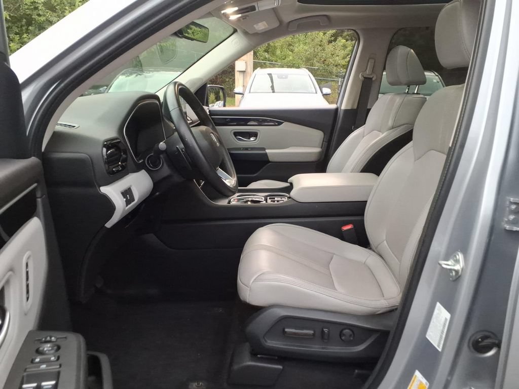 Used 2024 Honda Pilot Touring image 12