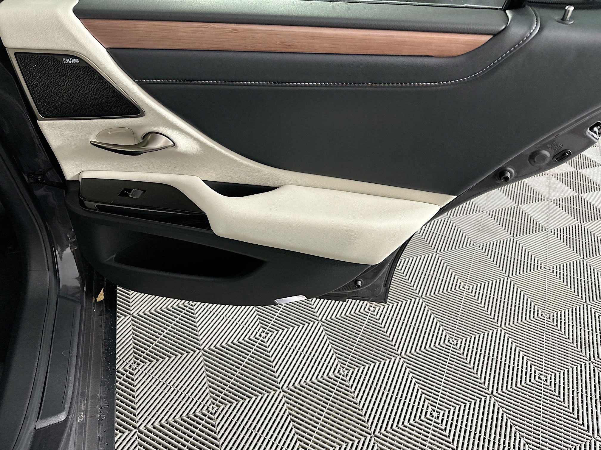 New 2025 Lexus ES 300h w/ Luxury Package image 30