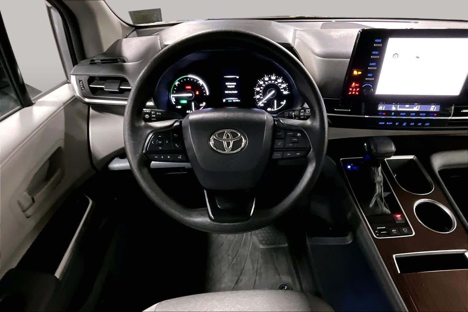 Used 2024 Toyota Sienna LE FWD image 6